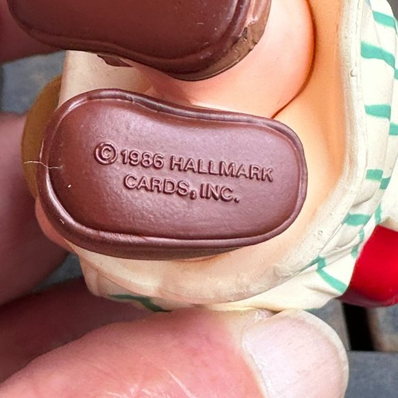 Santa's Snack, Hallmark Keepsake Christmas Ornament from 1986 - Picture 10 of 10